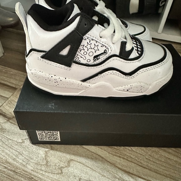 Never worn jordan 4 retro sneakers - Picture 4 of 5